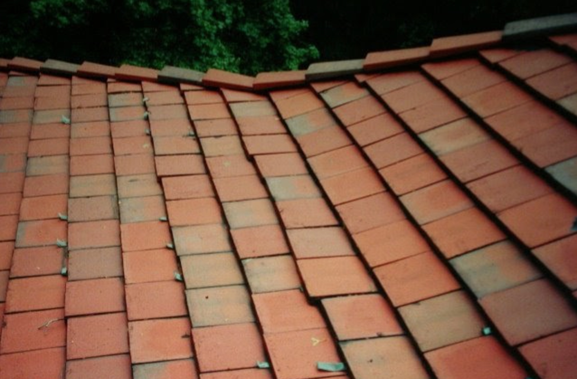 Flat-overlapping clay tiles